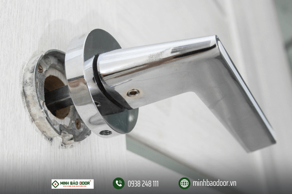 Phụ kiện cửa nhựa composite bị gỉ sét hoặc hoen ố
