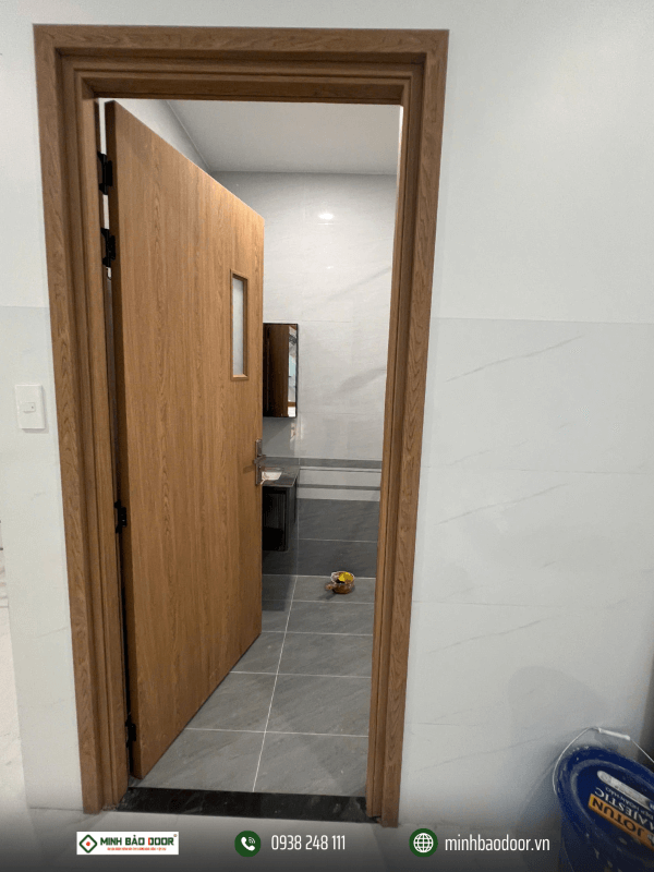 Chị Hường - chủ đầu tư dự án cửa nhựa composite tại Bình Tân lựa chọn cửa nhựa composite Ofix cho cửa nhà tắm
