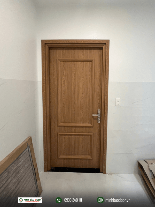 Chị Hường - chủ đầu tư dự án thi công cửa nhựa composite tại Bình Tân lựa chọn mẫu cửa composite phào nổi MB09 cho cửa phòng ngủ
