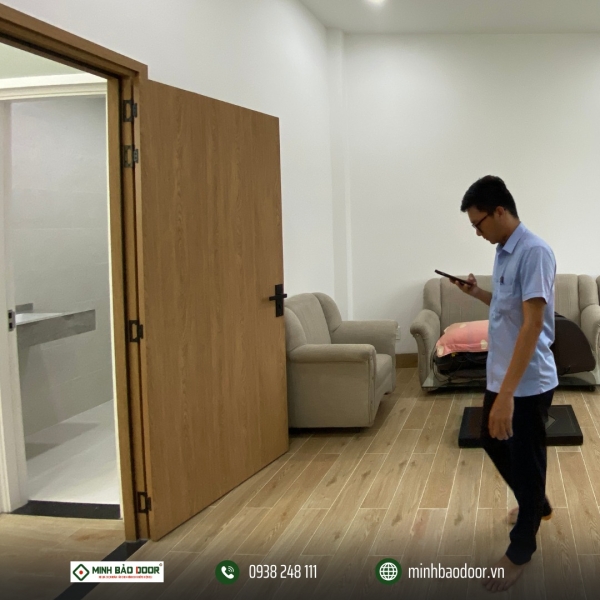 thi công cửa gỗ nhựa composite tại Bình Tân