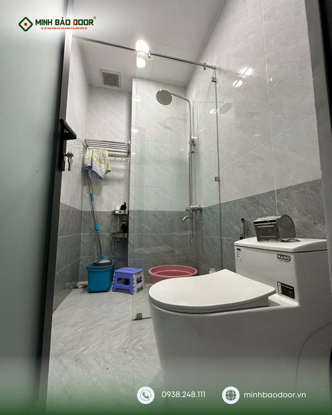 thi công cầu thang kính và vách tắm kính tại Bình Chánh