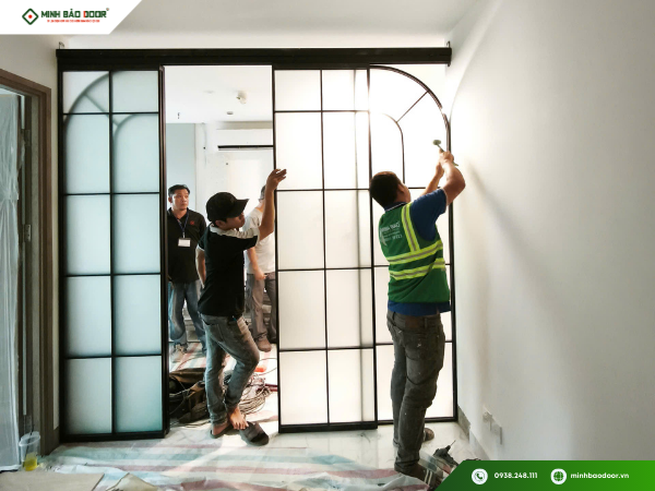 Bàn giao cửa lùa slim khung vòm tại quận 9