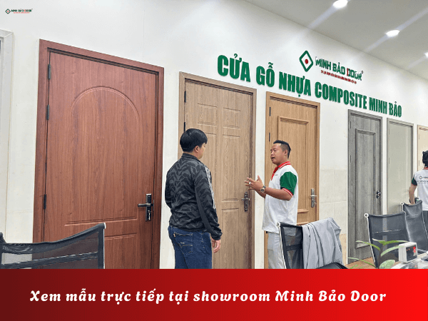 Khách xem mẫu tại showroom Minh Bảo Door - báo giá cửa composite phường Khánh Hội HCM